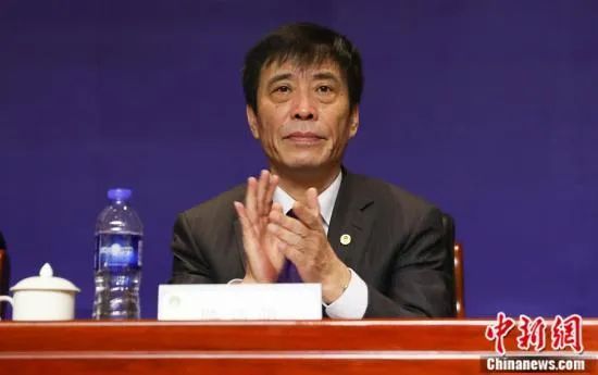 维多利亚抱爱女哈珀现身机场，妈妈全身黑以帽遮脸女儿表情呆萌可爱。