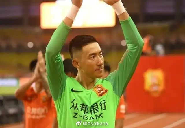 格伦·克洛斯、莎拉·保罗森、泰亚娜·泰勒、金·卡戴珊、妮... 法鲨归来！