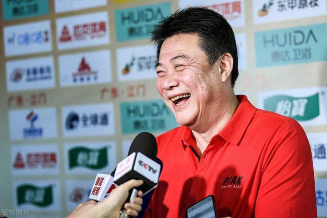 他表示，构建《即兴谋杀》的惊悚世界面临双重挑战：既要确立独特的惊悚美学，又要让当代观众代入时代背景。