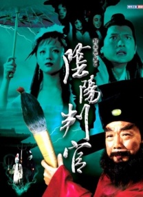 鹿晗拎着红色塑料袋站在街边，配上他凌乱的泰迪卷发型，像极了“地主家的傻儿子”，反 这回很难抄！